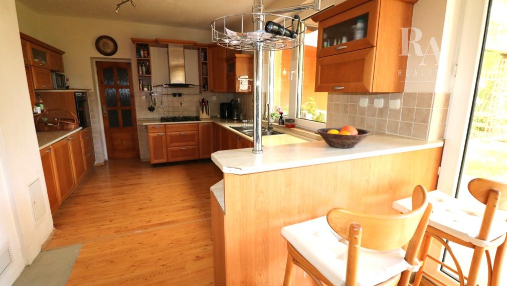 PREDAJ RODINNÝ DOM S BAZÉNOM A PRIESTOROM NA PODNIKANIE