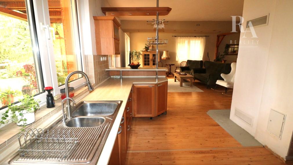 PREDAJ RODINNÝ DOM S BAZÉNOM A PRIESTOROM NA PODNIKANIE