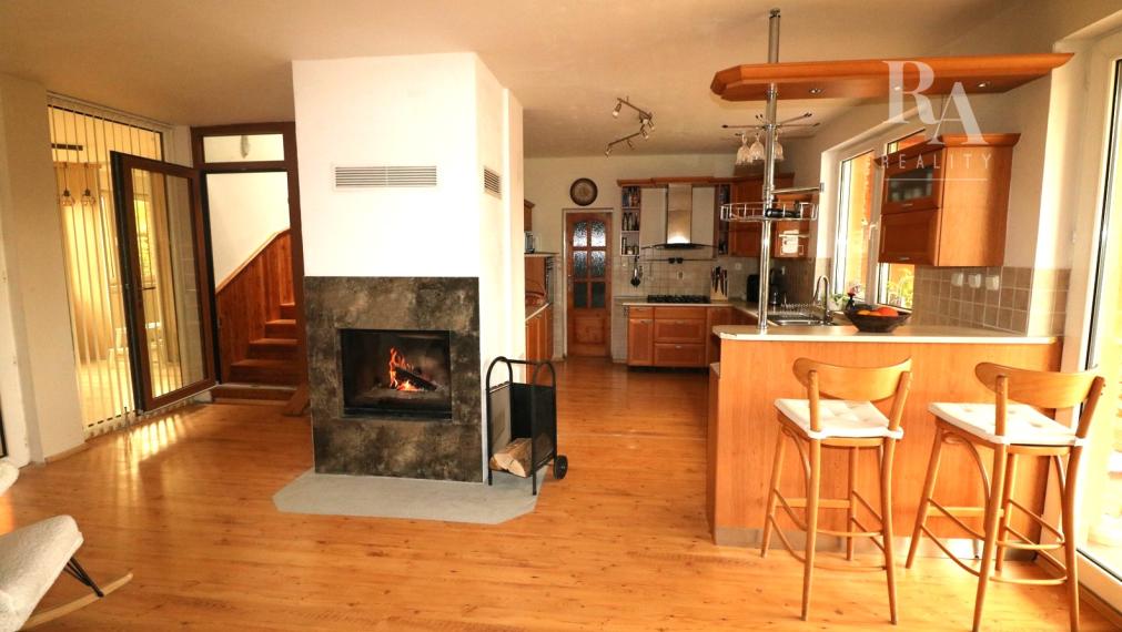 PREDAJ RODINNÝ DOM S BAZÉNOM A PRIESTOROM NA PODNIKANIE