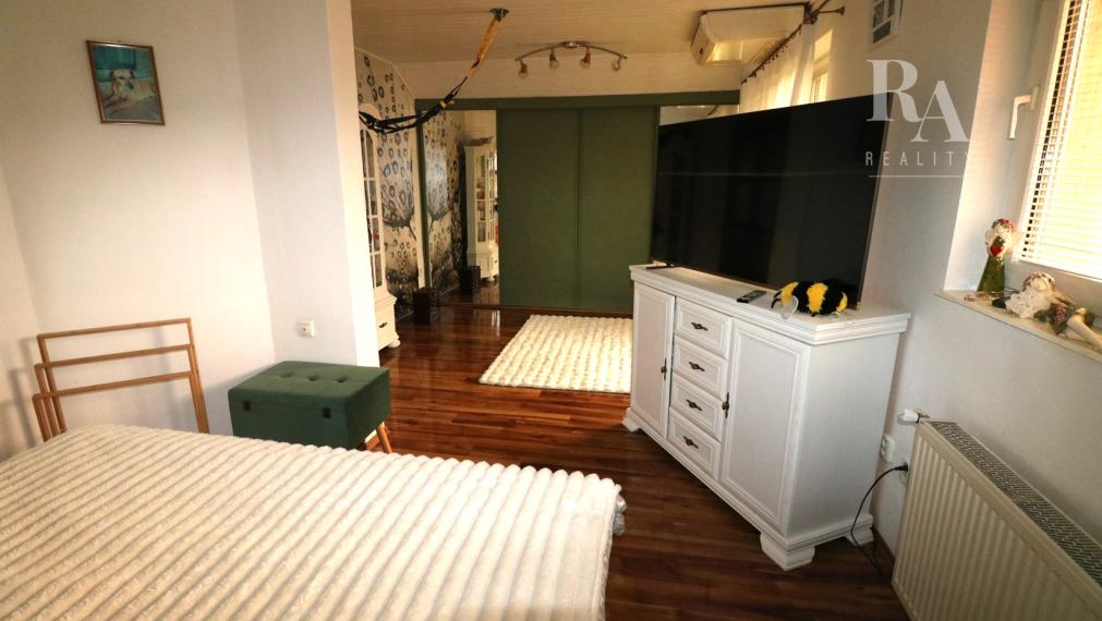 PREDAJ RODINNÝ DOM S BAZÉNOM A PRIESTOROM NA PODNIKANIE