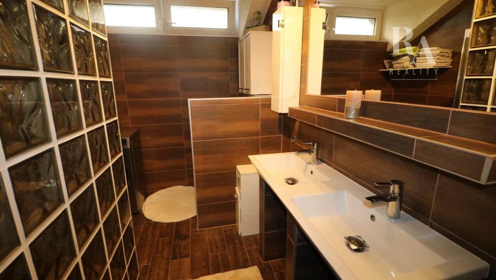 PREDAJ RODINNÝ DOM S BAZÉNOM A PRIESTOROM NA PODNIKANIE