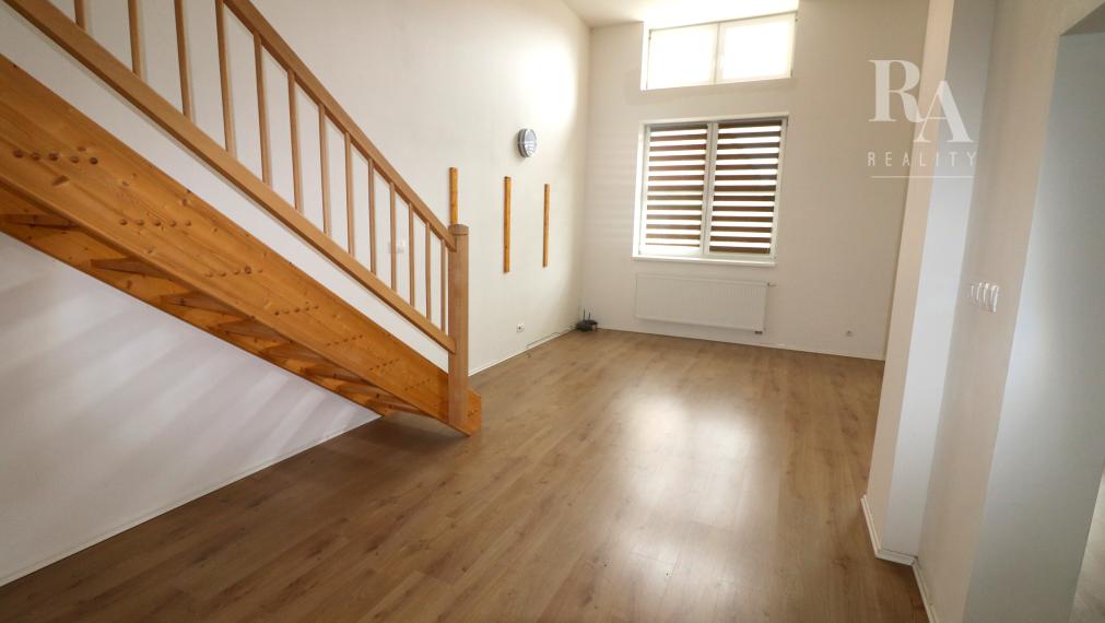 Prenájom veľkého 2 - izbového mezonetového bytu Bytčická ulica