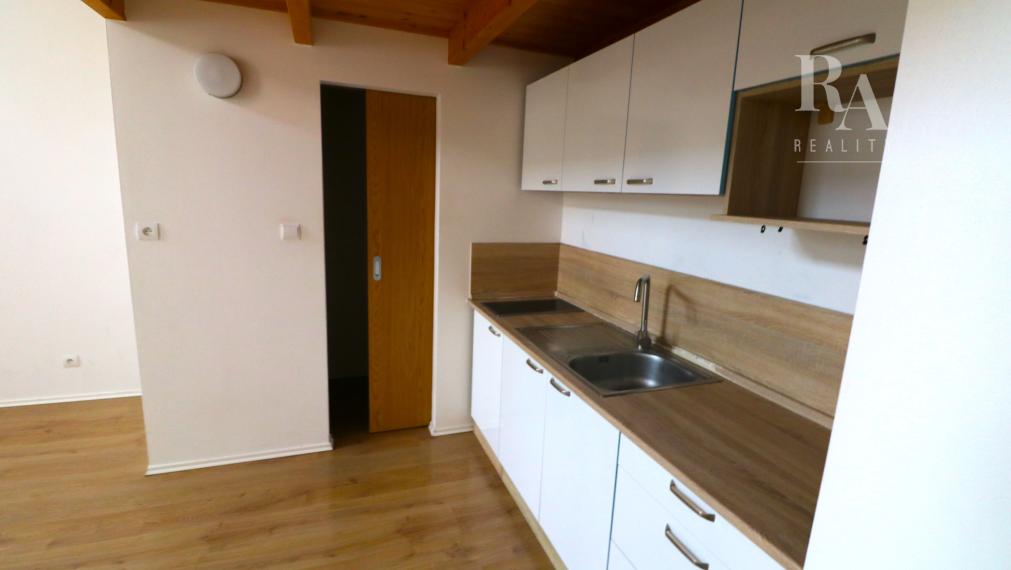 Prenájom veľkého 2 - izbového mezonetového bytu Bytčická ulica