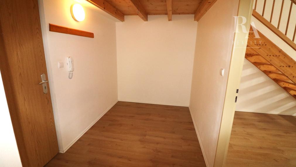 Prenájom veľkého 2 - izbového mezonetového bytu Bytčická ulica