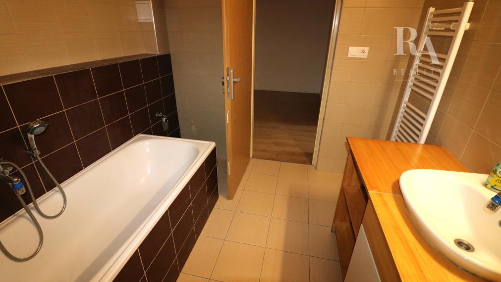 Prenájom veľkého 2 - izbového mezonetového bytu Bytčická ulica