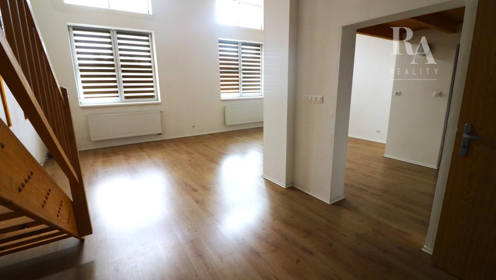 Prenájom veľkého 2 - izbového mezonetového bytu Bytčická ulica