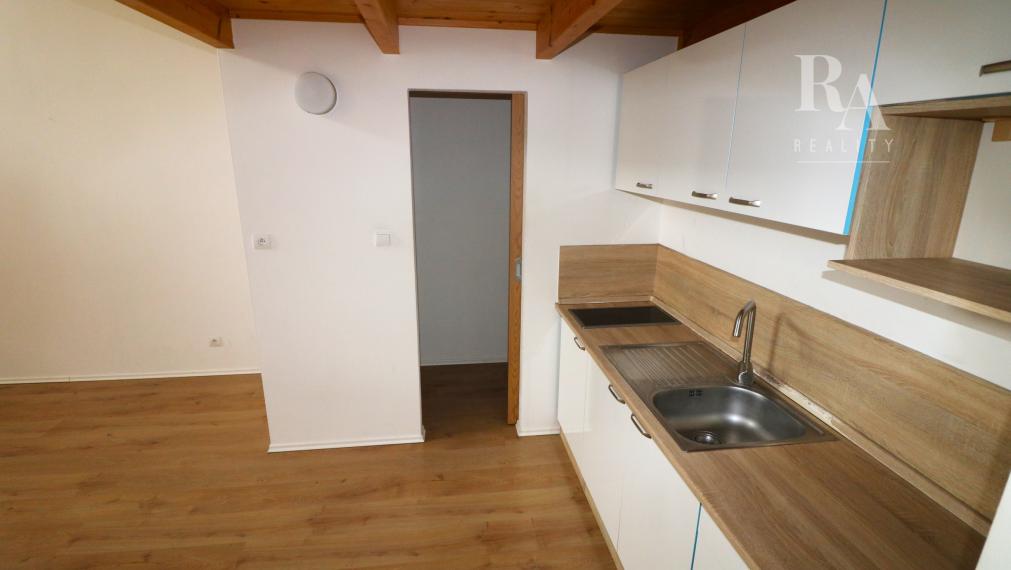 Prenájom veľkého 2 - izbového mezonetového bytu Bytčická ulica