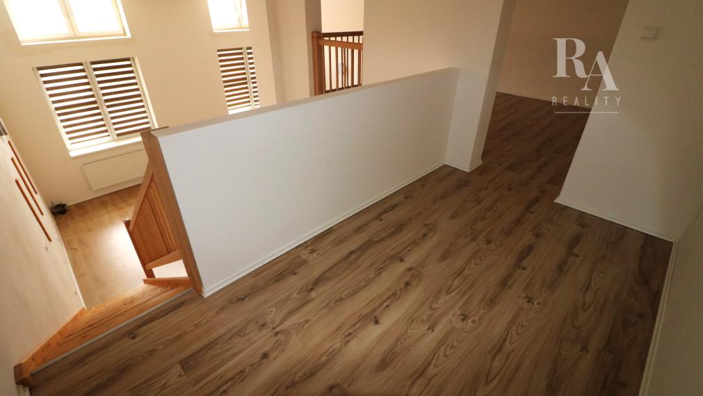 Prenájom veľkého 2 - izbového mezonetového bytu Bytčická ulica