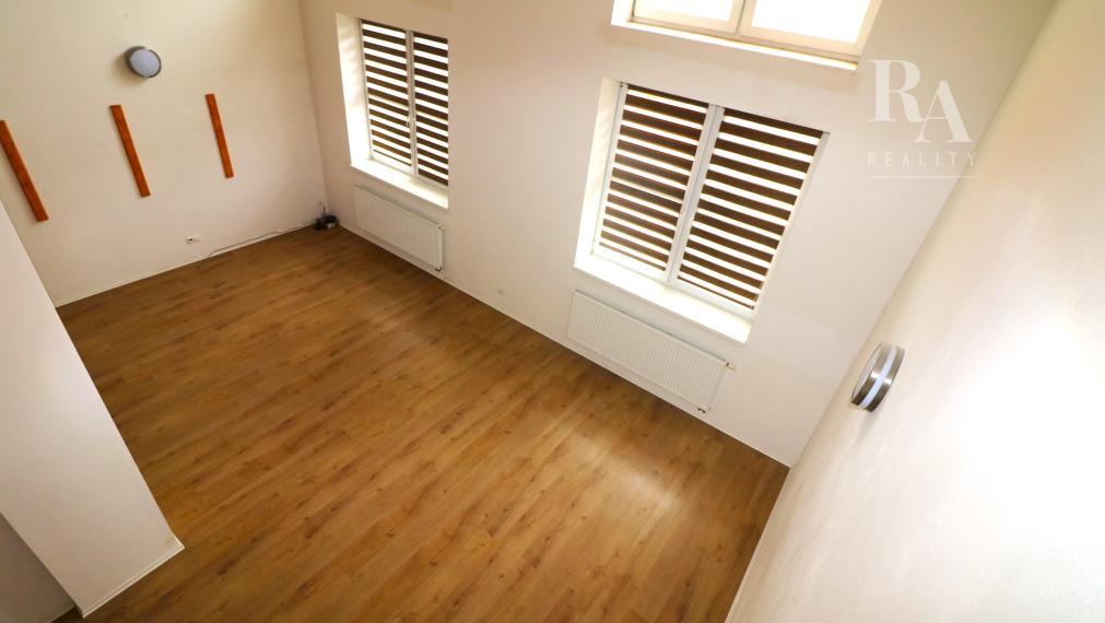 Prenájom veľkého 2 - izbového mezonetového bytu Bytčická ulica