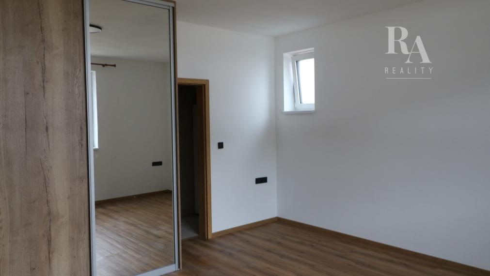 Prenájom 2 - izbový byt Nededza + 2 parkovacie miesta