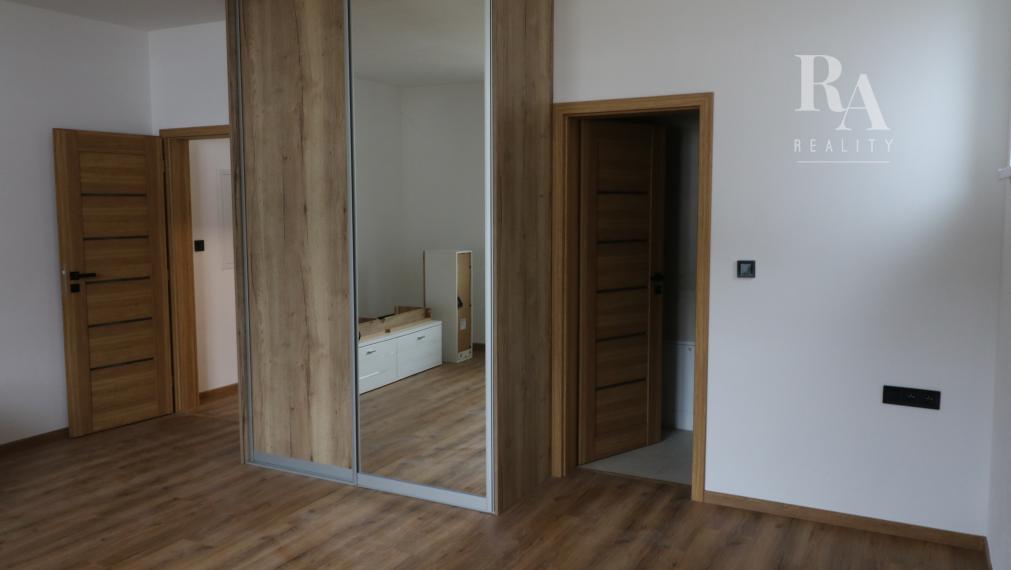 Prenájom 2 - izbový byt Nededza + 2 parkovacie miesta