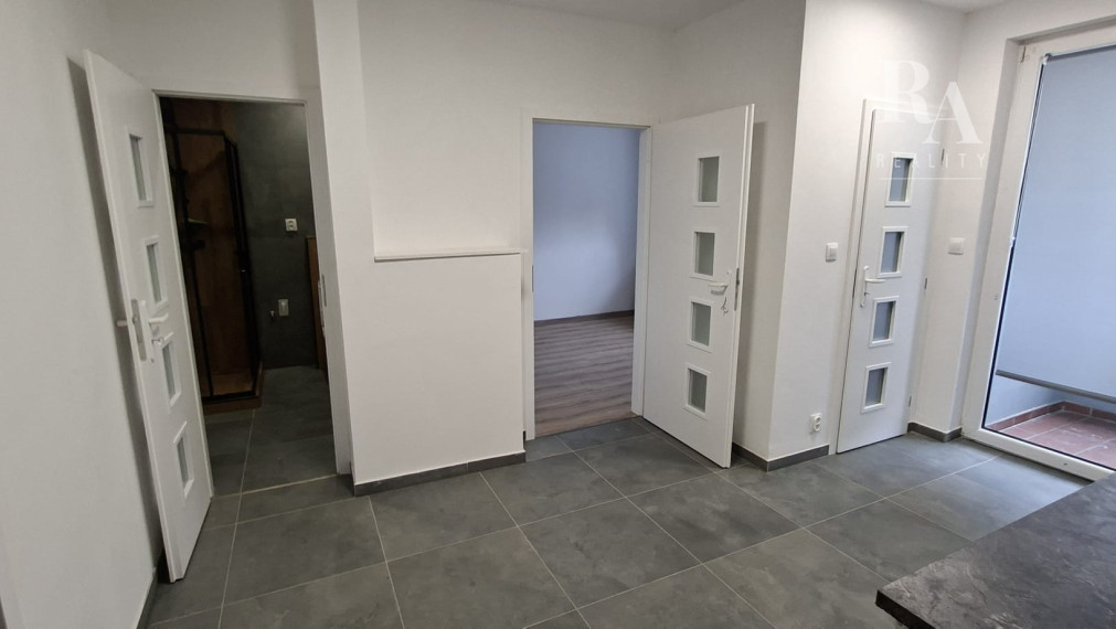 Prenájom 3 - izbového bytu s parkovaním blízko centra mesta