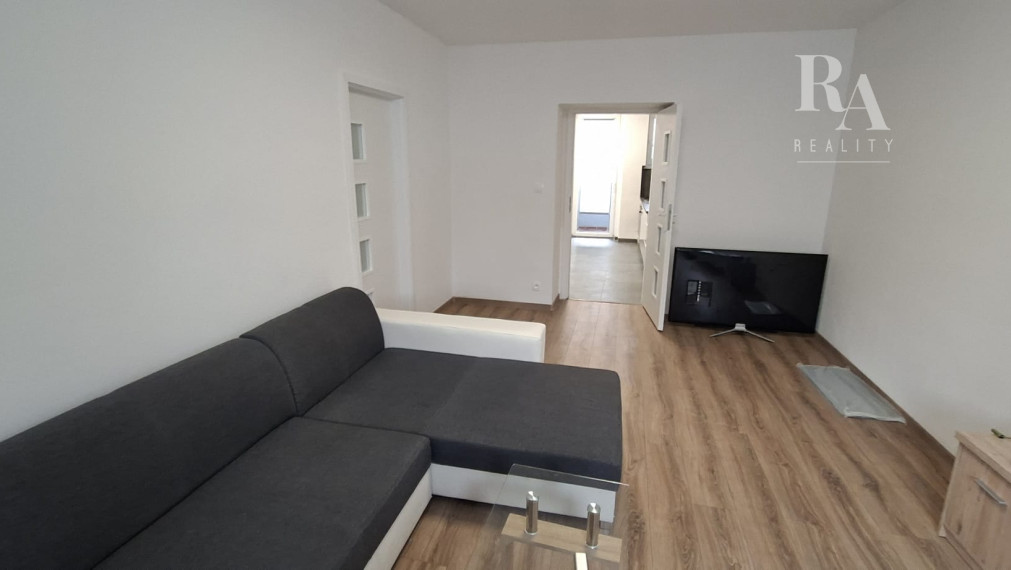 Prenájom 3 - izbového bytu s parkovaním blízko centra mesta