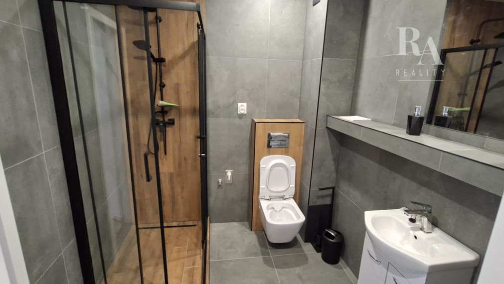 Prenájom 3 - izbového bytu s parkovaním blízko centra mesta