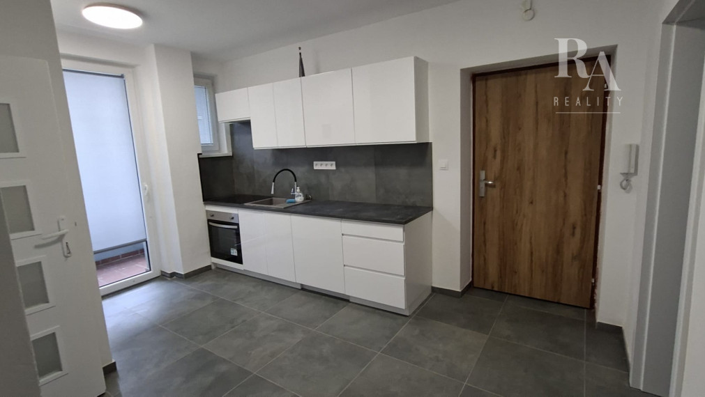 Prenájom 3 - izbového bytu s parkovaním blízko centra mesta