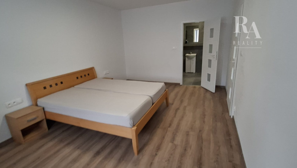 Prenájom 3 - izbového bytu s parkovaním blízko centra mesta