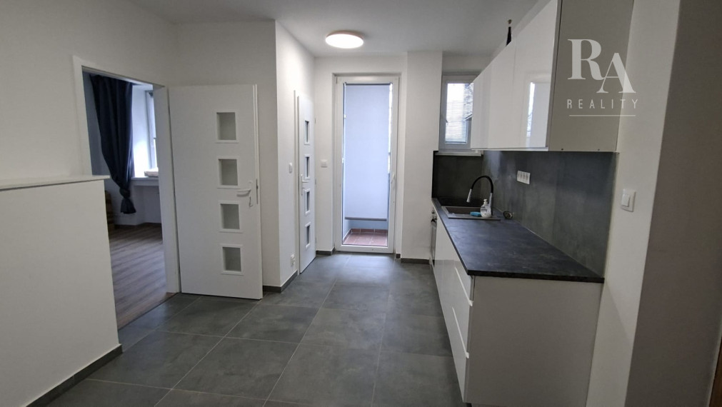 Prenájom 3 - izbového bytu s parkovaním blízko centra mesta