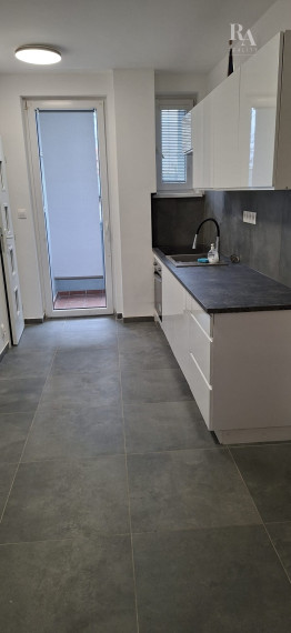 Prenájom 3 - izbového bytu s parkovaním blízko centra mesta