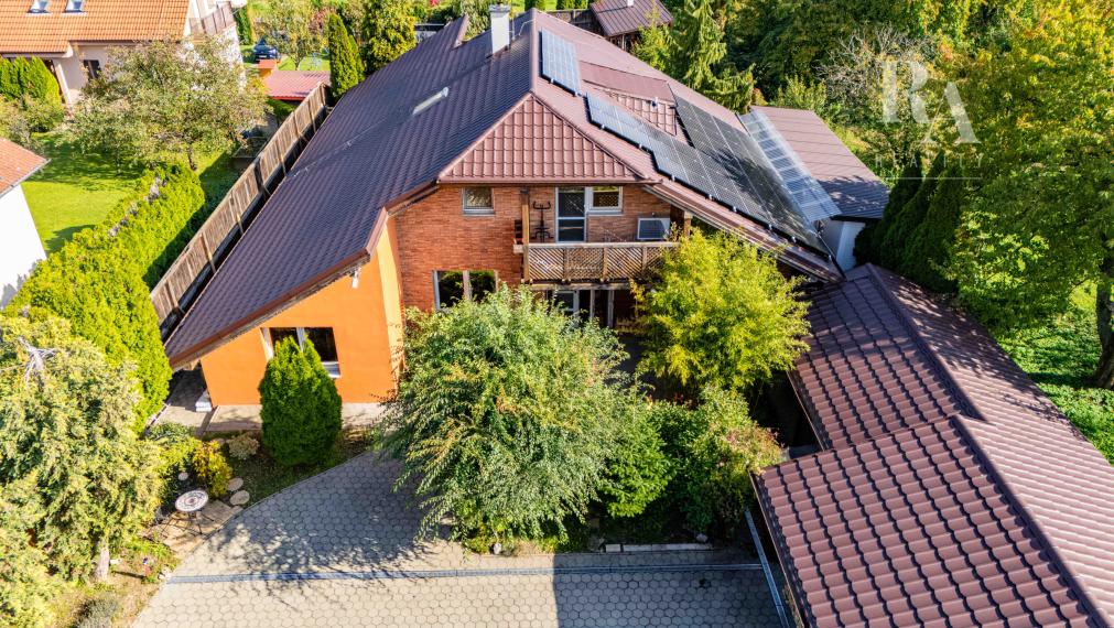 PREDAJ RODINNÝ DOM S BAZÉNOM A PRIESTOROM NA PODNIKANIE + DOHODA