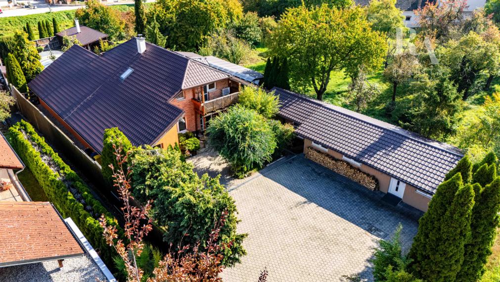 PREDAJ RODINNÝ DOM S BAZÉNOM A PRIESTOROM NA PODNIKANIE + DOHODA