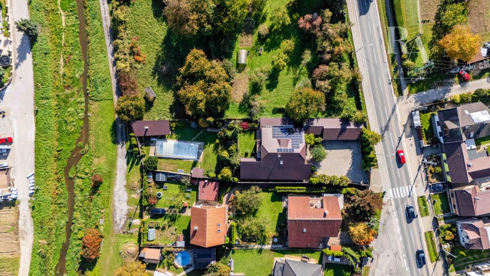 PREDAJ RODINNÝ DOM S BAZÉNOM A PRIESTOROM NA PODNIKANIE + DOHODA