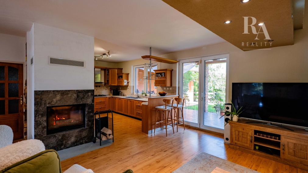 PREDAJ RODINNÝ DOM S BAZÉNOM A PRIESTOROM NA PODNIKANIE + DOHODA