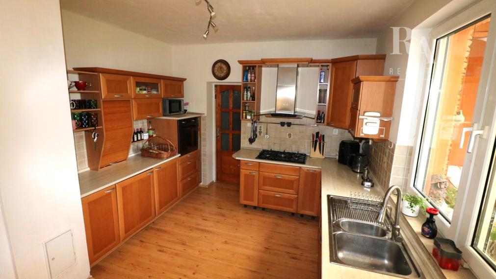 PREDAJ RODINNÝ DOM S BAZÉNOM A PRIESTOROM NA PODNIKANIE + DOHODA