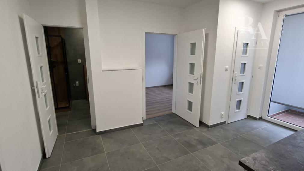 PRENÁJOM 3 - IZBOVÝ ZARIADENÝ BYT BLÍZKE CENTRUM S PARKOVANÍM