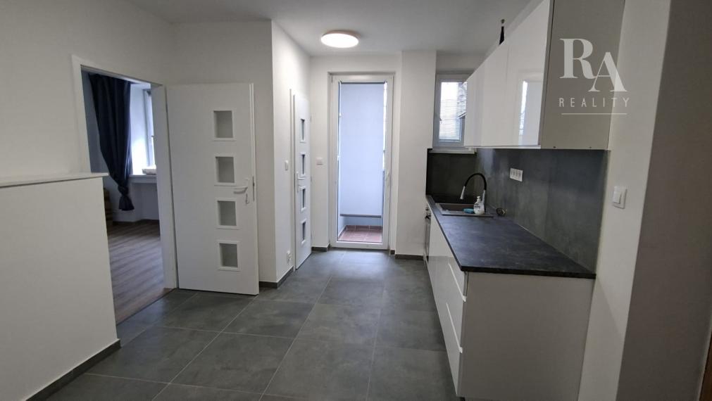 PRENÁJOM 3 - IZBOVÝ ZARIADENÝ BYT BLÍZKE CENTRUM S PARKOVANÍM