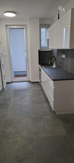 PRENÁJOM 3 - IZBOVÝ ZARIADENÝ BYT BLÍZKE CENTRUM S PARKOVANÍM