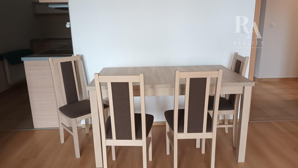 PRENÁJOM 4 - IZBOVÝ BYT S PARKOVANÍM HLINY 8