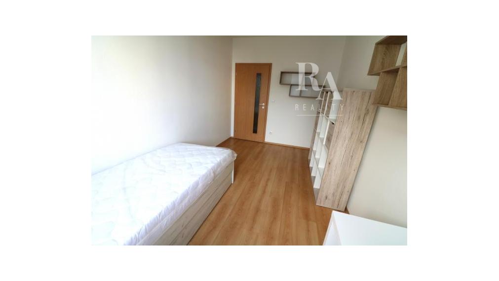 PRENÁJOM 4 - IZBOVÝ BYT S PARKOVANÍM HLINY 8