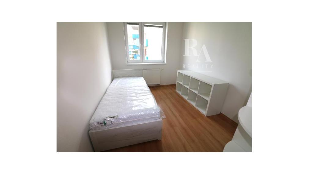 PRENÁJOM 4 - IZBOVÝ BYT S PARKOVANÍM HLINY 8