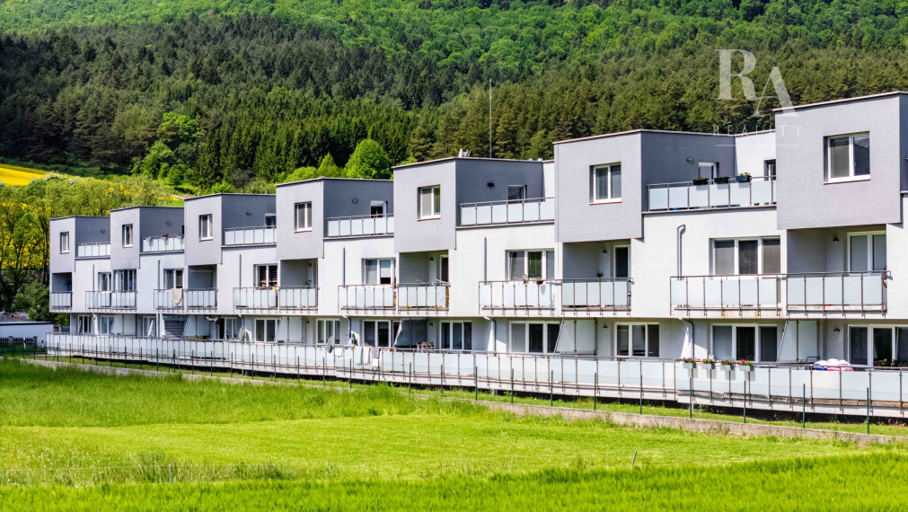REZERVOVANÉ -Predaj 4-izbový byt DOMANIŽA  -130 m2 + terasy 44m2