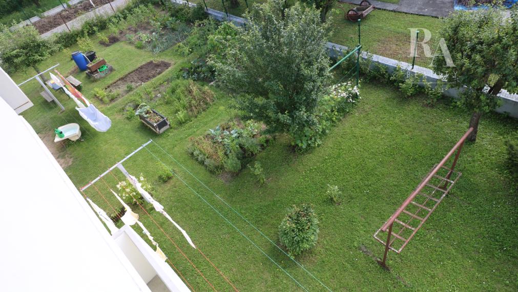 ZARIADENÝ 3-IZBOVÝ BYT S VLASTNÝM KÚRENÍM, KACHĽAMI, GARÁŽOU A LOGGIOU ZÁVODIE