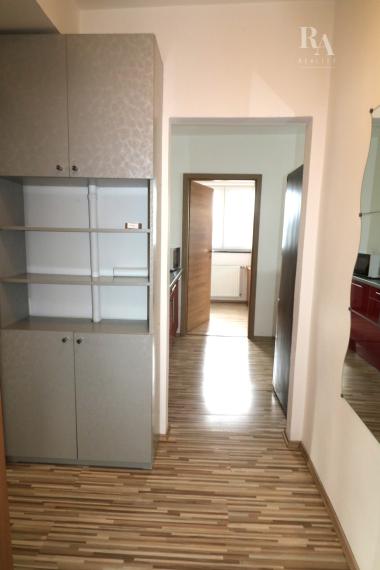 ZARIADENÝ 3-IZBOVÝ BYT S VLASTNÝM KÚRENÍM, KACHĽAMI, GARÁŽOU A LOGGIOU ZÁVODIE