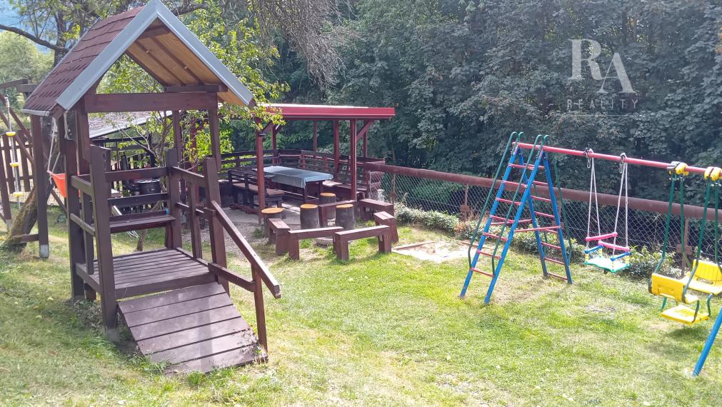 Predaj 2 chát a hospodárskeho domčeka na slnečnom pozemku 7 850 m² vo Veľkom Rovnom