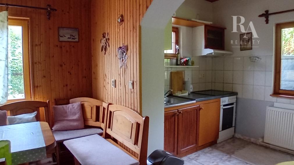 Predaj 2 chát a hospodárskeho domčeka na slnečnom pozemku 7 850 m² vo Veľkom Rovnom