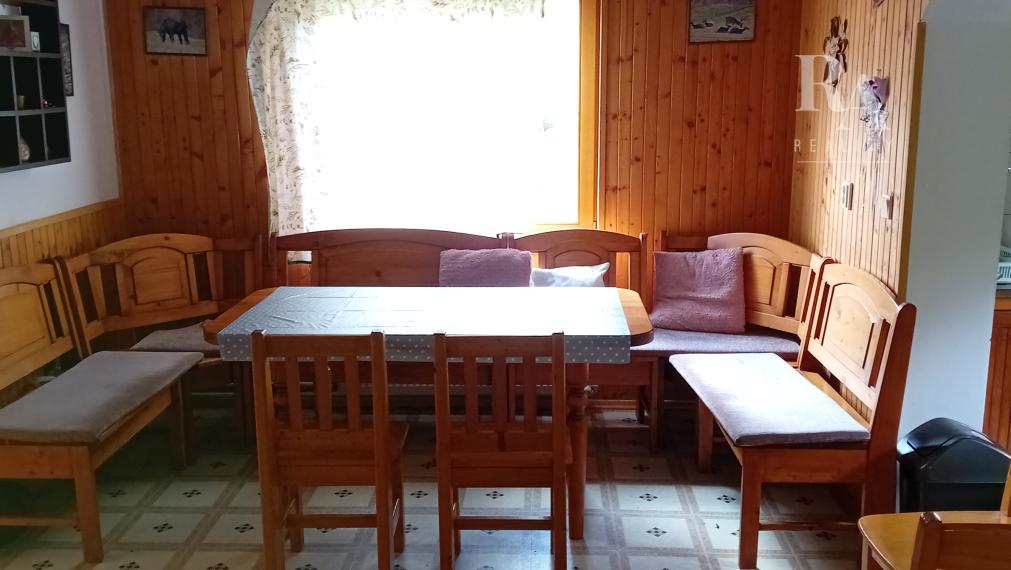 Predaj 2 chát a hospodárskeho domčeka na slnečnom pozemku 7 850 m² vo Veľkom Rovnom