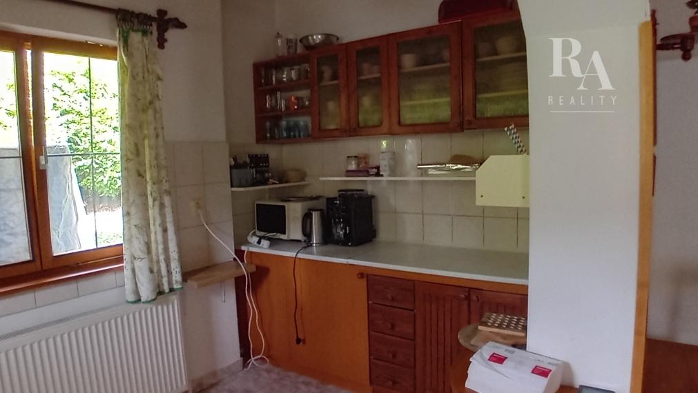 Predaj 2 chát a hospodárskeho domčeka na slnečnom pozemku 7 850 m² vo Veľkom Rovnom