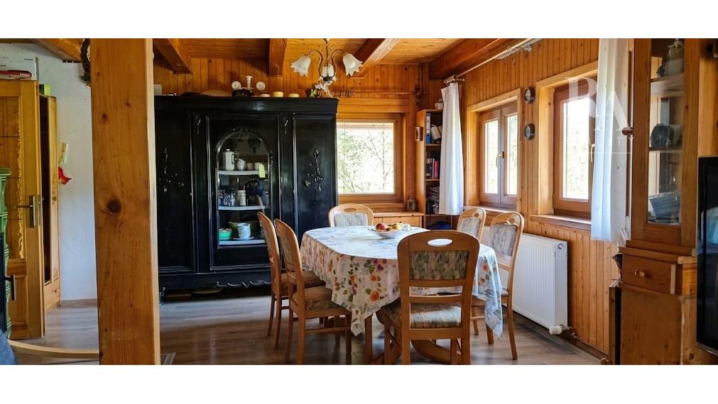 Predaj 2 chát a hospodárskeho domčeka na slnečnom pozemku 7 850 m² vo Veľkom Rovnom