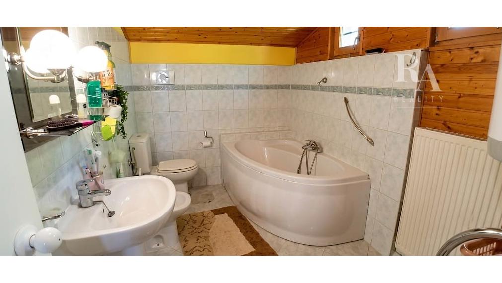 Predaj 2 chát a hospodárskeho domčeka na slnečnom pozemku 7 850 m² vo Veľkom Rovnom