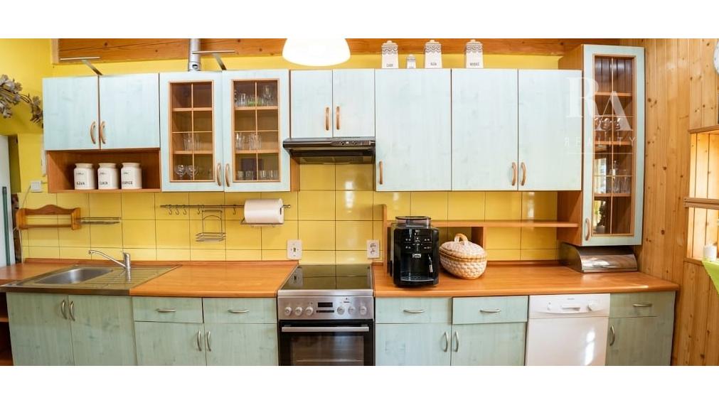 Predaj 2 chát a hospodárskeho domčeka na slnečnom pozemku 7 850 m² vo Veľkom Rovnom