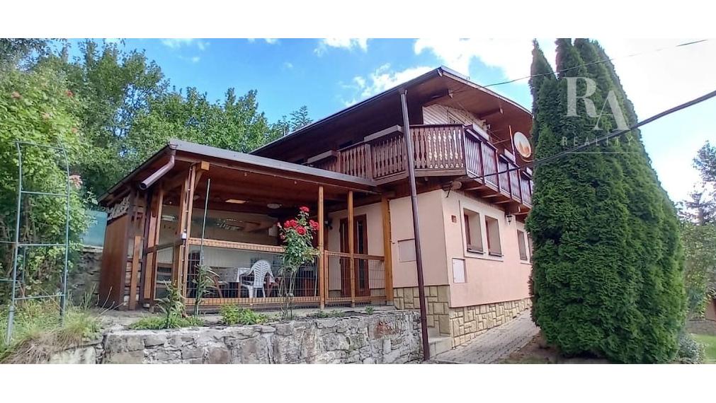 Predaj 2 chát a hospodárskeho domčeka na slnečnom pozemku 7 850 m² vo Veľkom Rovnom
