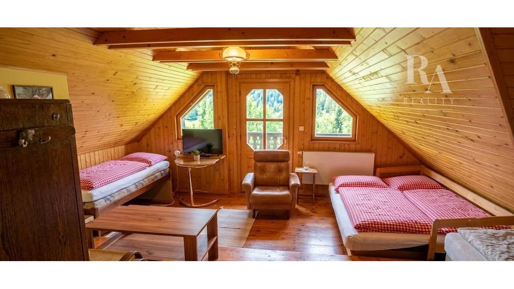 Predaj 2 chát a hospodárskeho domčeka na slnečnom pozemku 7 850 m² vo Veľkom Rovnom