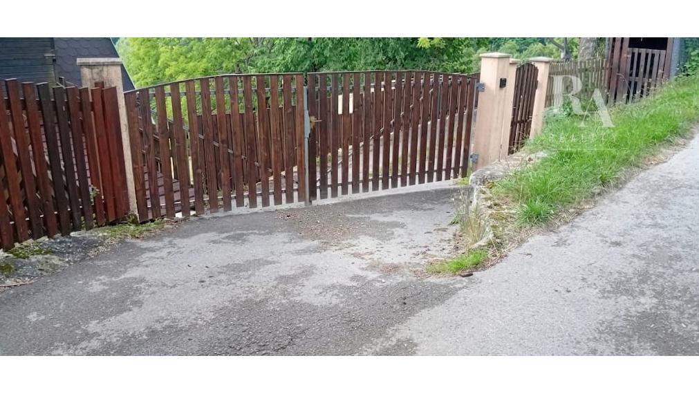Predaj 2 chát a hospodárskeho domčeka na slnečnom pozemku 7 850 m² vo Veľkom Rovnom