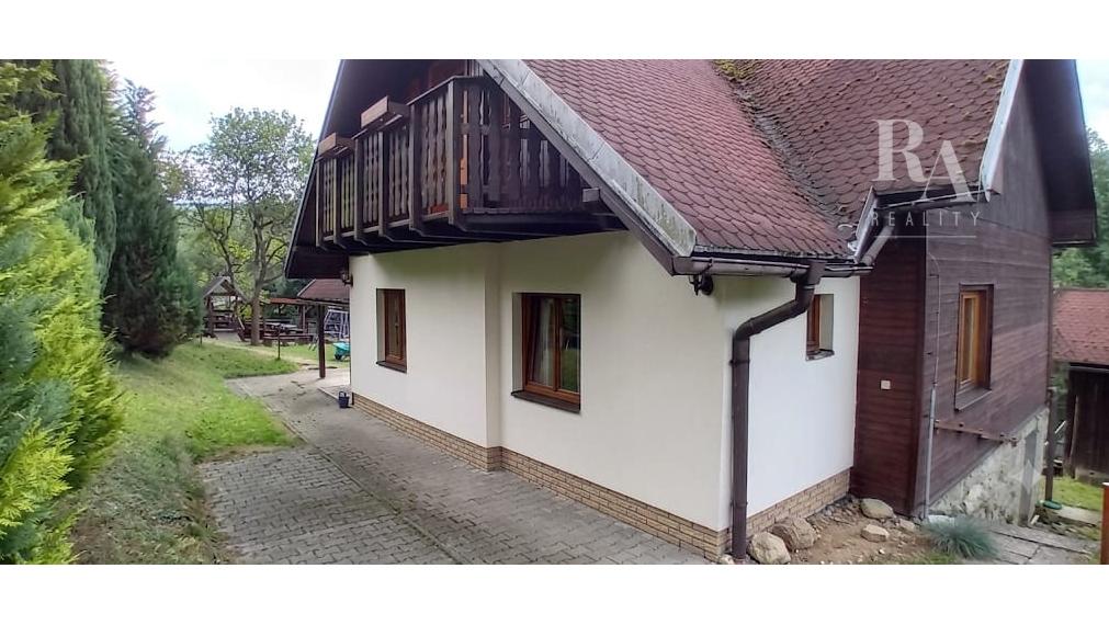 Predaj 2 chát a hospodárskeho domčeka na slnečnom pozemku 7 850 m² vo Veľkom Rovnom