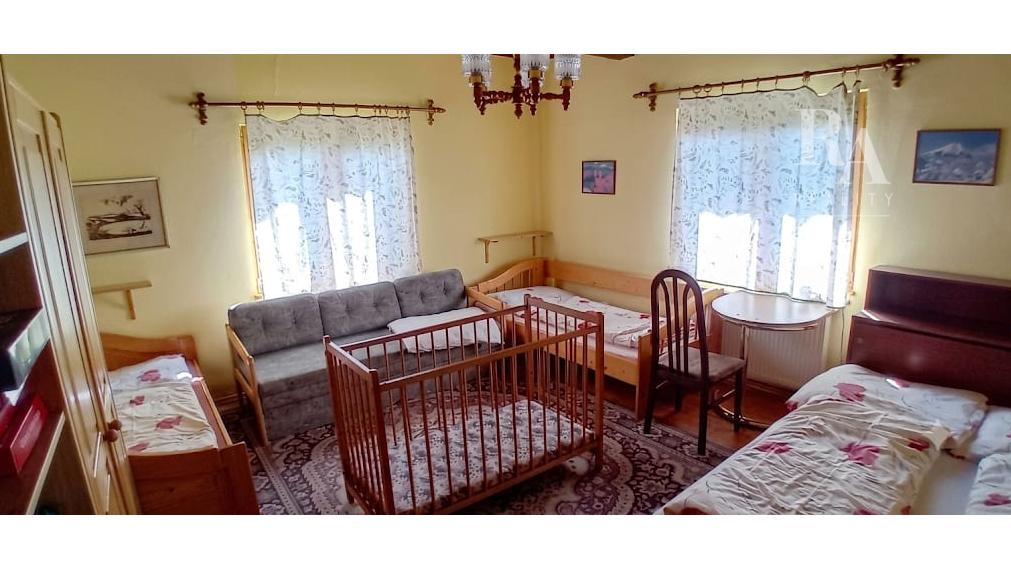 Predaj 2 chát a hospodárskeho domčeka na slnečnom pozemku 7 850 m² vo Veľkom Rovnom