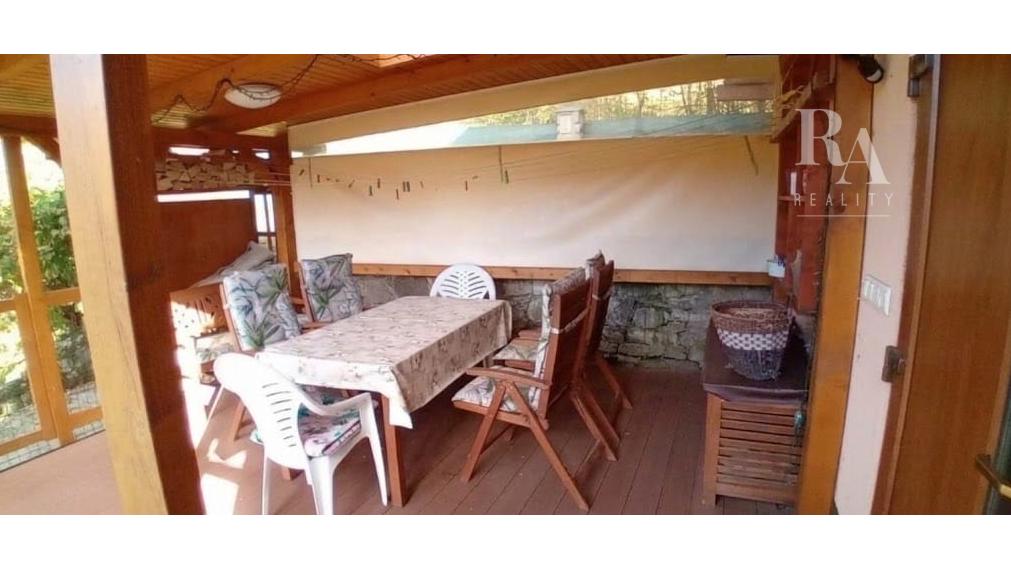 Predaj 2 chát a hospodárskeho domčeka na slnečnom pozemku 7 850 m² vo Veľkom Rovnom