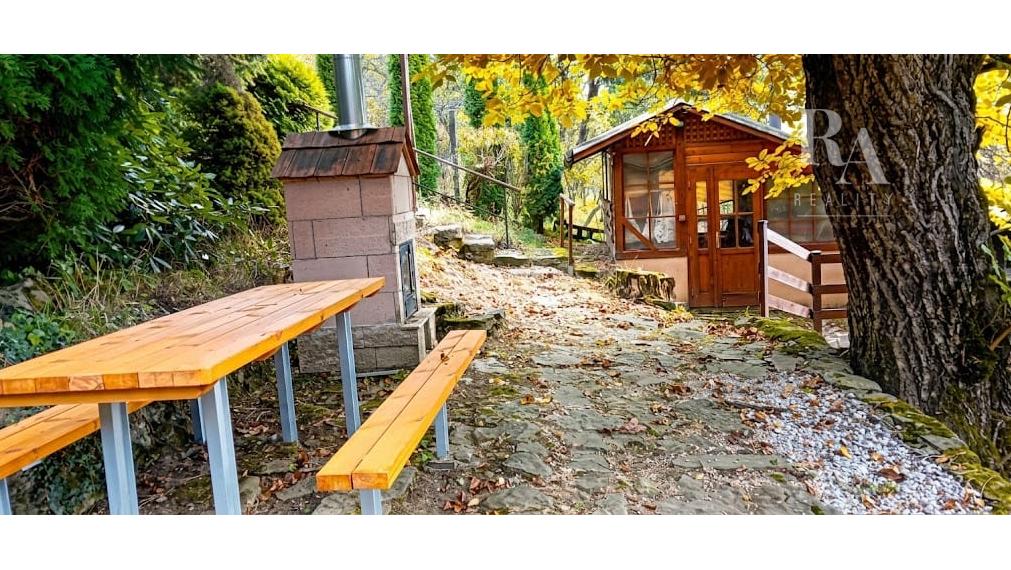 Predaj 2 chát a hospodárskeho domčeka na slnečnom pozemku 7 850 m² vo Veľkom Rovnom